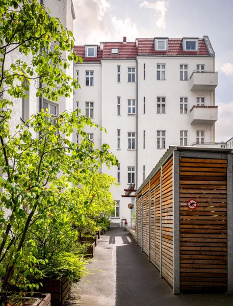 Ruhiges Wohnen mittendrin. Exklusive Dachgeschosswohnung im Gartenhaus.