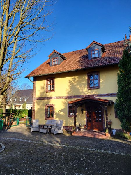 Attraktive Doppelhaush&auml;lfte mit gro&szlig;em Nebengeb&auml;ude