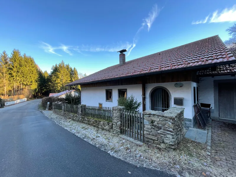 Sanierungsbedürftiges Wochenendhaus in idyllischer Lage mit zwei Garagen und eigenem Waldgrundstück!
