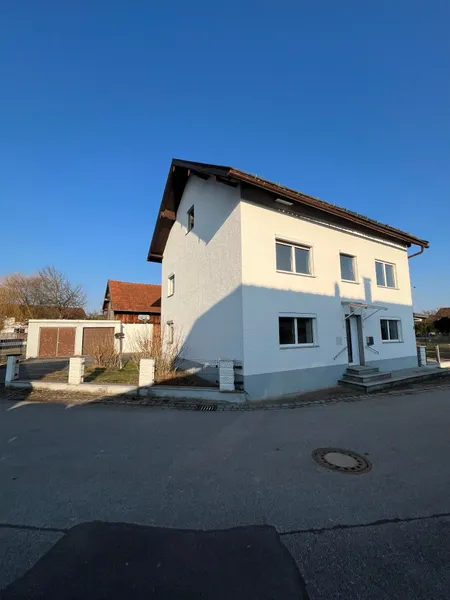 Großes Wohnhaus mit Nebengebäude, Garage und schönem Garten!