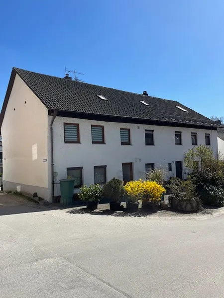 RESERVIERT! Sanierungsbedürftiges Zweifamilienhaus – zentral gelegen & mit Potenzial!