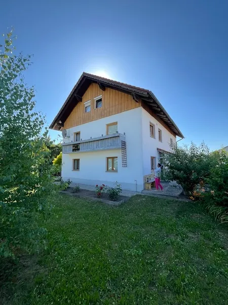 3-Familienhaus in guter Lage! – Kapitalanlage mit PV-Erträgen und Wertsteigerungspotenzial!