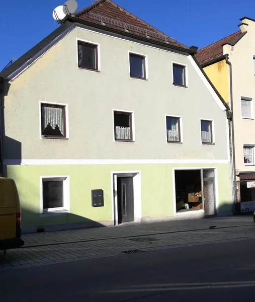 Mehrfamilienhaus mit Gewerbe und Entwicklungschance – perfekt für Kapitalanleger & Mehrgenerationen!