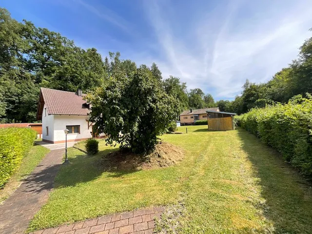 Einfamilienhaus auf großem Grundstück! Wintergarten, Garage und Werkstatt – alles, was Sie brauchen!