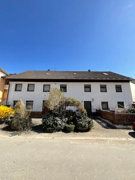 Sanierungsbedürftiges Zweifamilienhaus – zentral gelegen & mit Potenzial!