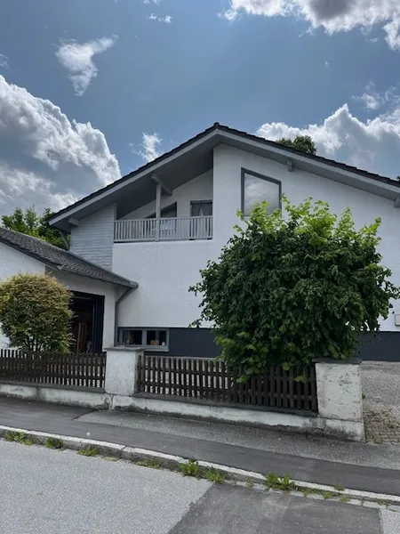 Familien(t)raum mit Gartenparadies – 2 Garagen, viel Raum & ideal für mehrere Generationen!