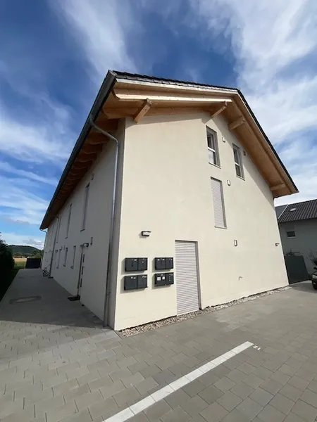 Neuwertige 2-Zi.-Wohnung (KfW-40) zzgl. 2 Stellplätzen – zur Eigennutzung oder als Kapitalanlage!