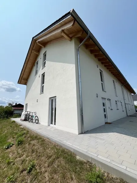 Neuwertige 2-Zi.-Wohnung (KfW-40) zzgl. 2 Stellplätzen – zur Eigennutzung oder als Kapitalanlage!
