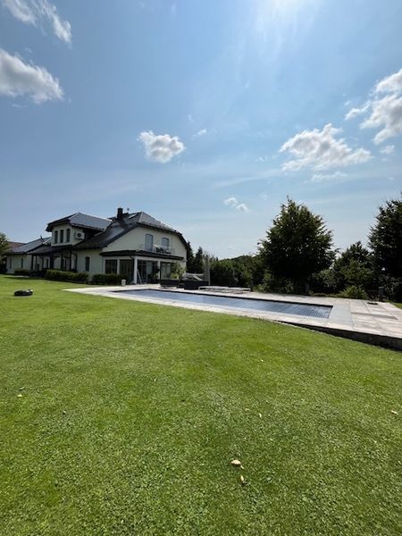 Ein Juwel im Gr&uuml;nen: Luxuri&ouml;se Villa mit Pool, park&auml;hnlichem Garten und Panoramablick!