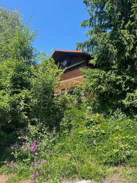 Blockhaus mit 2 Ferienwohnungen & Panoramaaussicht – Ihre Investition in Erholung & Natur