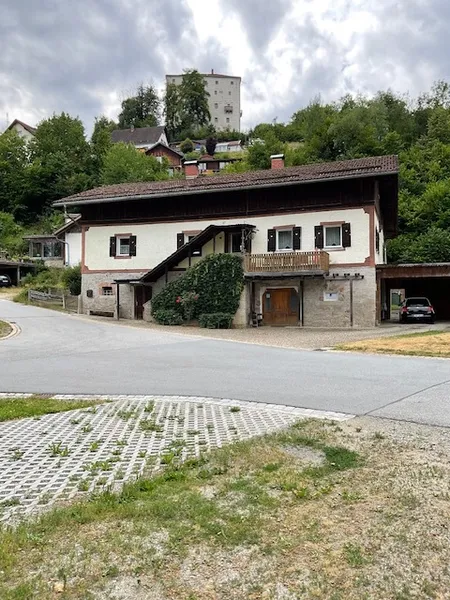 Vielseitige Immobilie mit ausbaufähigem Dachgeschoss, großzügiger Gewerbeeinheit & Gartenidylle !