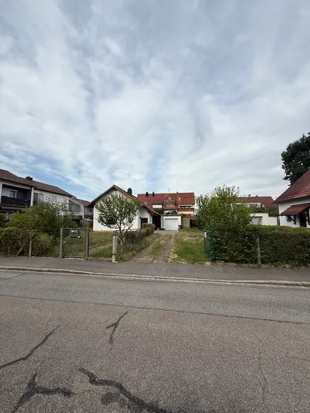 Entwicklungsgrundstück mit Abrisshaus – Bauvoranfrage für modernen Dreispänner in Straubing!