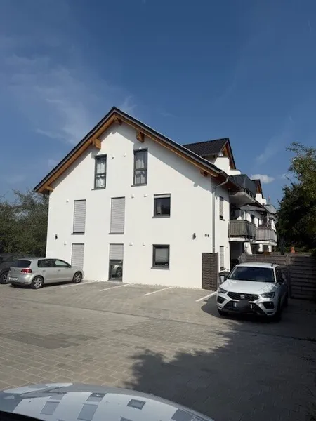 Sichere Investition: Energieeffiziente 3-Zimmer-Wohnung mit Terrasse, Garten & Stellplätzen