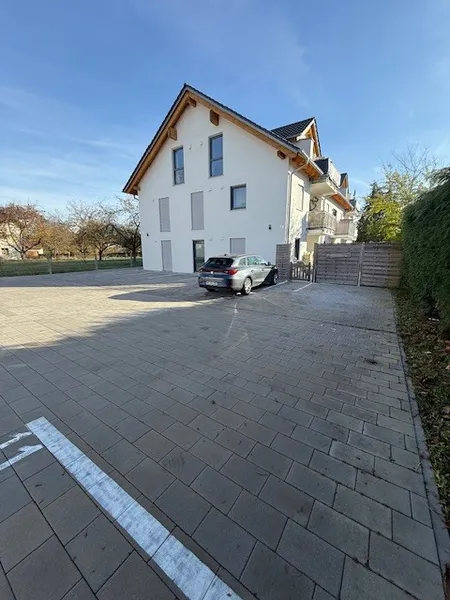 Top-Investment: Vermietete 3-Zimmer- mit Balkon zzgl. Stellplätzen!