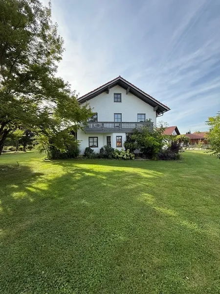 Attraktives Mehrfamilienhaus – Wohnen und Vermieten unter einem Dach