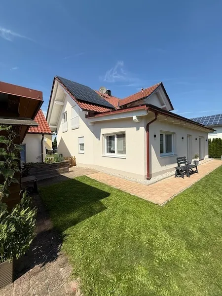 Familienparadies in Osterhofen &ndash; Einfamilienhaus mit gepflegtem Garten & Doppelgarage