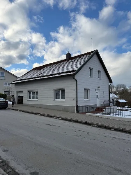 Freistehendes Einfamilienhaus mit Garten, Garage & Wohlf&uuml;hlambiente