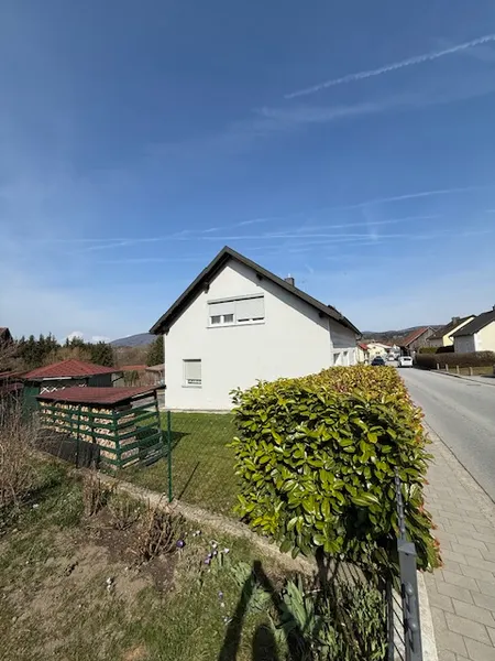 Freistehendes Einfamilienhaus mit Garten, Garage & Wohlf&uuml;hlambiente