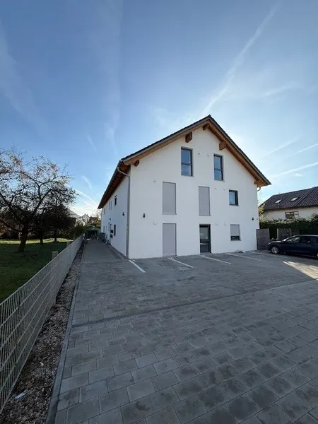 Top-Kapitalanlage: Vermietete 3-Zimmer-Wohnung mit Balkon zzgl. Stellpl&auml;tzen!