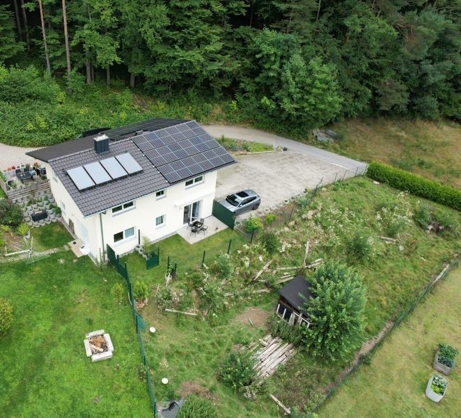 Modernes Zweifamilienhaus mit gro&szlig;em Grundst&uuml;ck & nachhaltiger Energietechnik!
