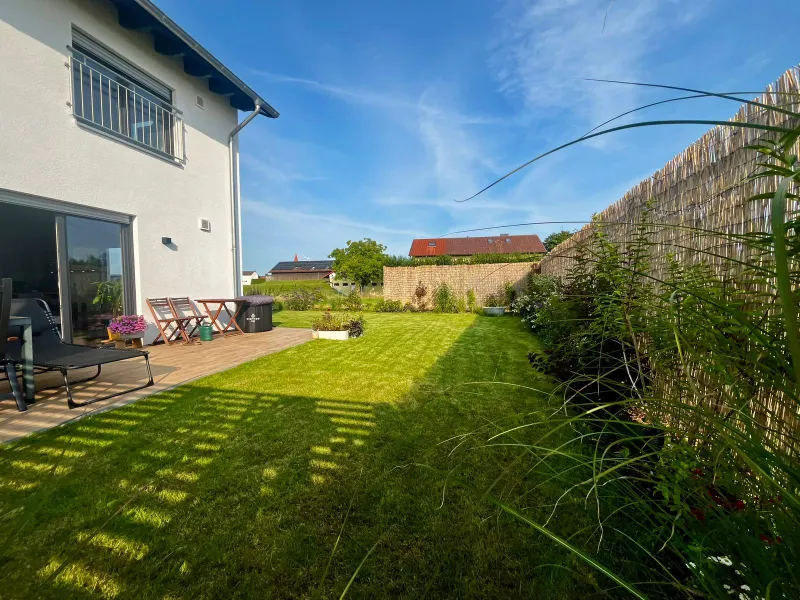 Sofort einziehen statt bauen &ndash; modernes KFW40 Haus mit PV, Garten & freiem Blick