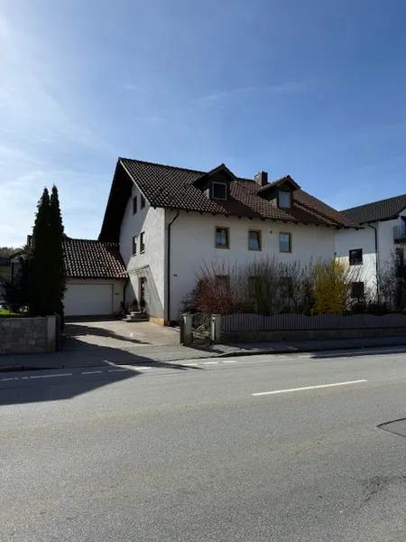 Solide Kapitalanlage: 3-Familienhaus mit Garten und Stellpl&auml;tzen in Deggendorf!