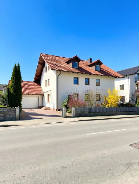 Solide Kapitalanlage: 3-Familienhaus mit Garten und Stellpl&auml;tzen in Deggendorf!