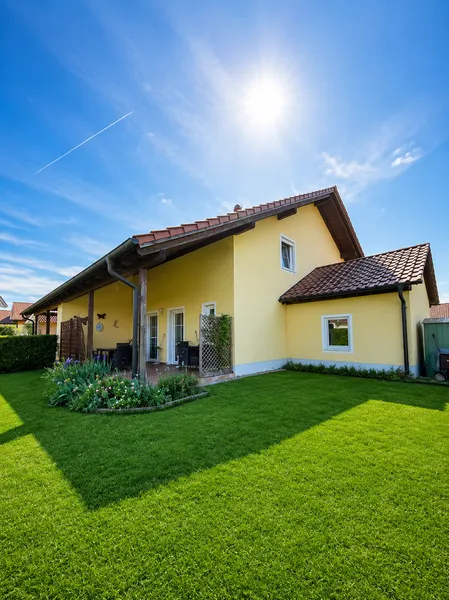 Gepflegte vermietete Doppelhaush&auml;lfte mit Garten, Terrasse, Garage & Keller!