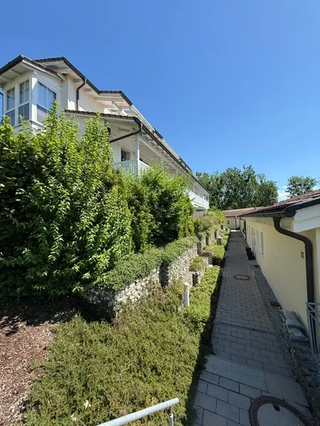 Kapitalanlage: Vermietete 3-Zimmer-Wohnung mit Garten, 2 Terrassen zzgl. TG-Stellplatz!