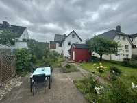 Garten Blick von der Terrasse auf das Haus