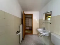 1.OG Mitte - Badezimmer Ansicht 2