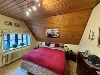 Dachgeschosswohnung - Schlafzimmer mit Blick zum Garten