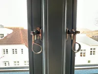 Dachgeschosswohnung - Dänische Fensteröffnung mit Blick zur Straße 