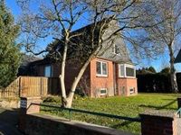 Das Haus mit Vorgarten im Sommer