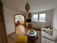 Wohnzimmer mit Durchgang zum Esszimmer