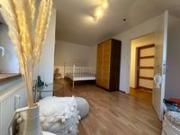 Schlafzimmer 1 im Obergeschoss mit angrenzendem Badezimmer