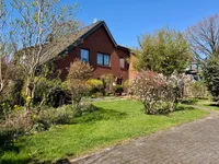 Blick von der Straße aufs Haus