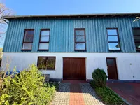 Westfassade mit Garage und Eingang zum HWR einer Wohnung