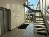 Zugang zum Aufzug im Erdgeschoss