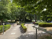 Blick von der Gebäudezuwegung in Richtung Park