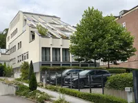 Blick von der Straße aufs Gebäude