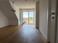 Wohnzimmer mit Blick zum Balkon