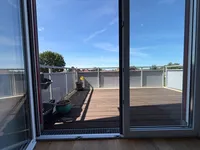 Blick vom Wohnzimmer zum Balkon