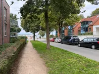Die Straße runter zum Wasser