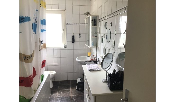  Wohnung Hauseingang I Badezimmer