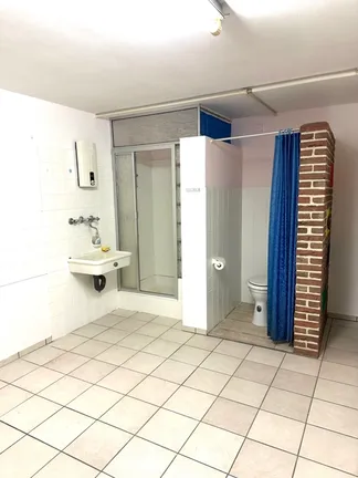 Kellerfläche mit Dusche und WC