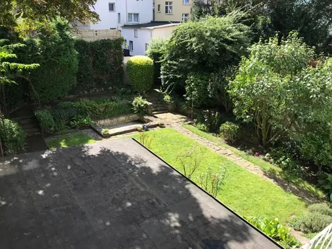 Blick vom Balkon in den Garten