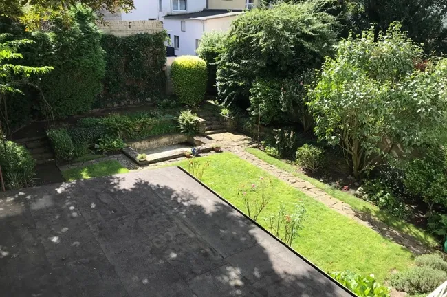 Blick vom Balkon in den Garten