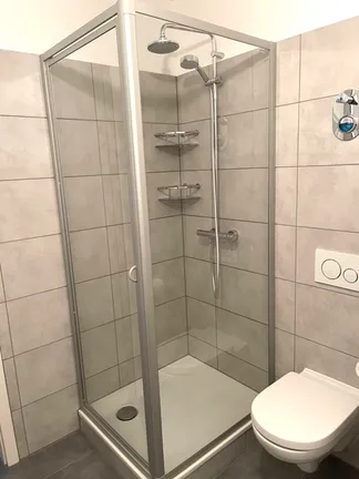 Wohnung 1.OG re Haus 14 Badezimmer