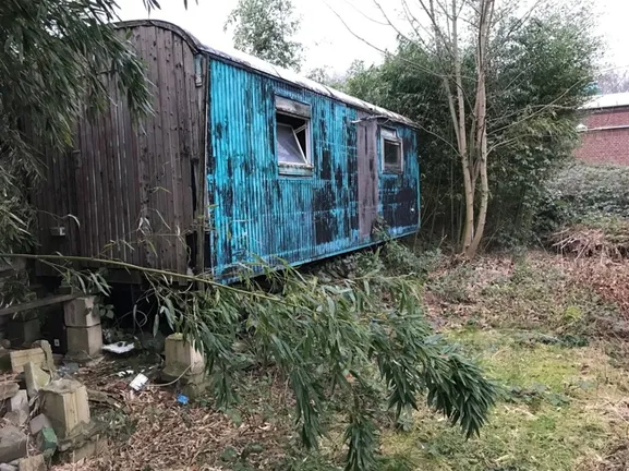 Garten mit Bauwagen